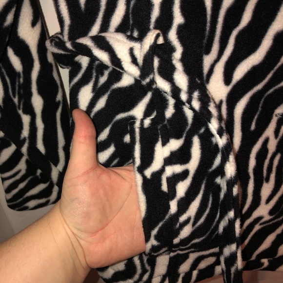 Effeci womans 2X zebra print fleece jacket. - Picture 5 of 10